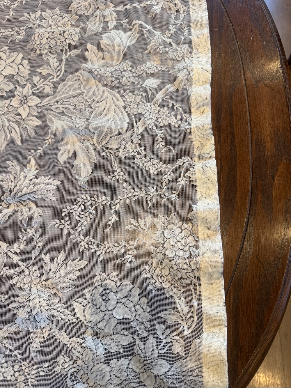 Elegant Vintage White Floral Lace Table Runner - Picture 6 of 6